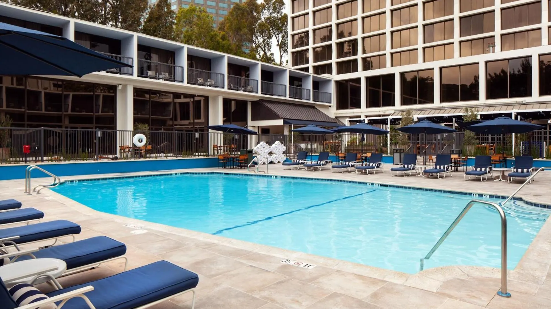 Отель Sheraton Universal Лос-Анджелес