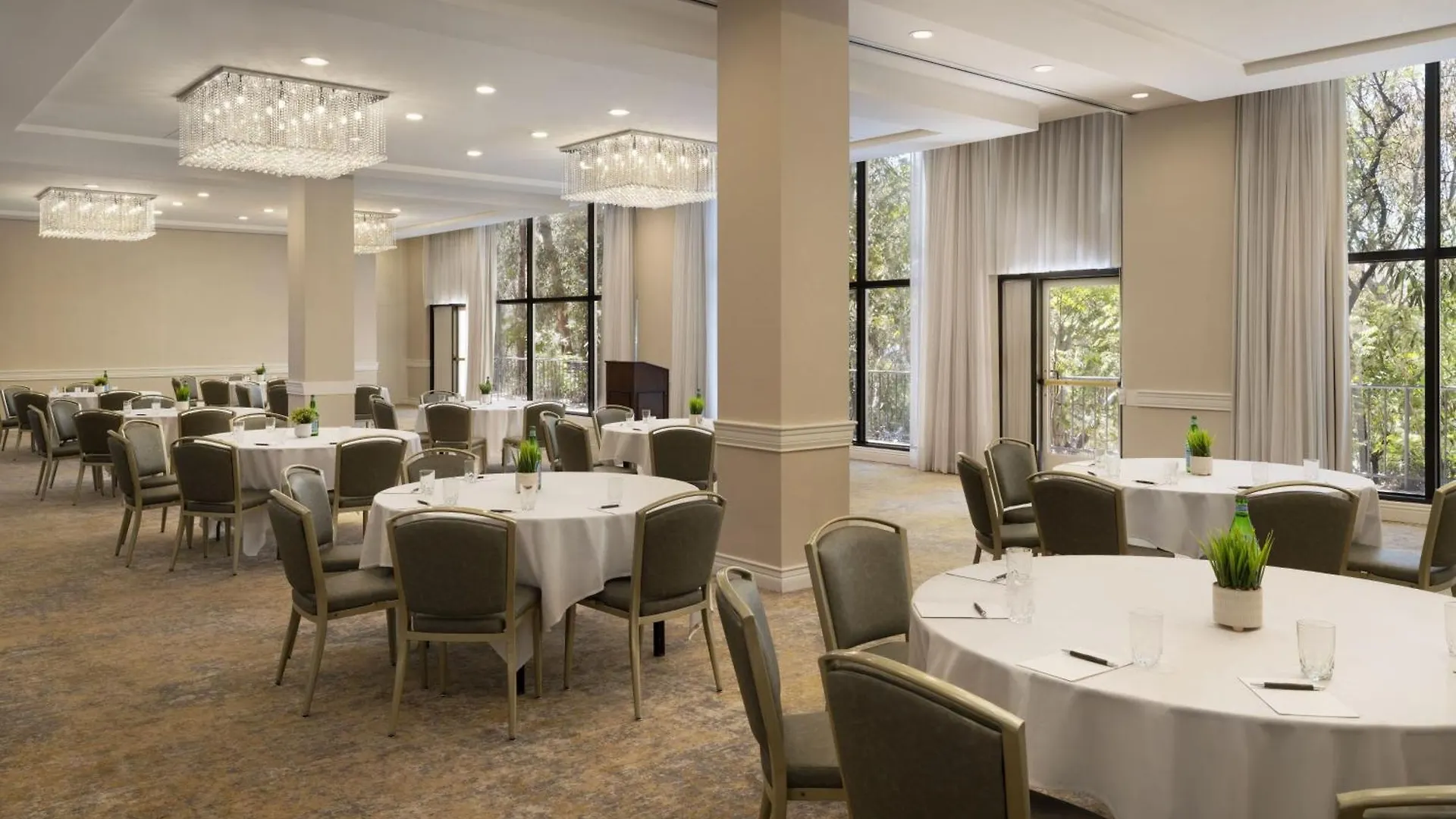 **** Отель Sheraton Universal Лос-Анджелес США
