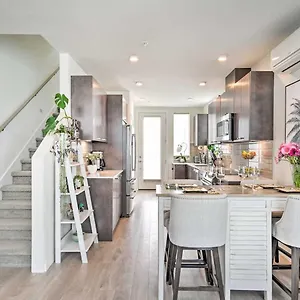 https://new-stylish-townhome-in-ballard.seattlehotelsites.com